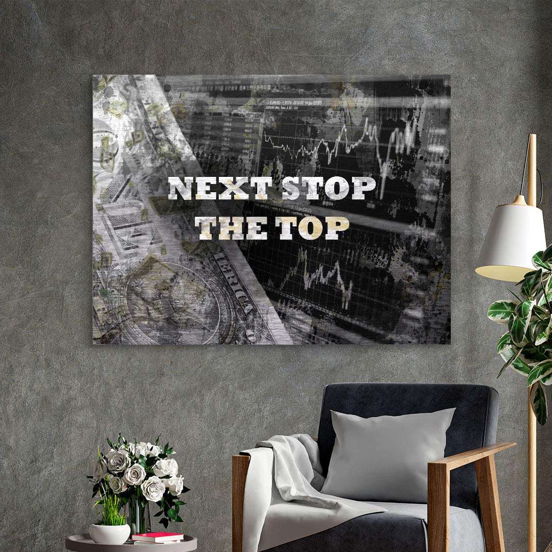 Motivationsbild auf Leinwand mit Aufschrift 'NEXT STOP THE TOP', Dollar-Schein und Charts, modernes Wohnzimmer