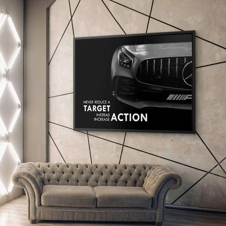 Modernes Wohnzimmer mit Motivations-Wandbild, Auto-Front, Zitat "Never reduce a target, increase action"