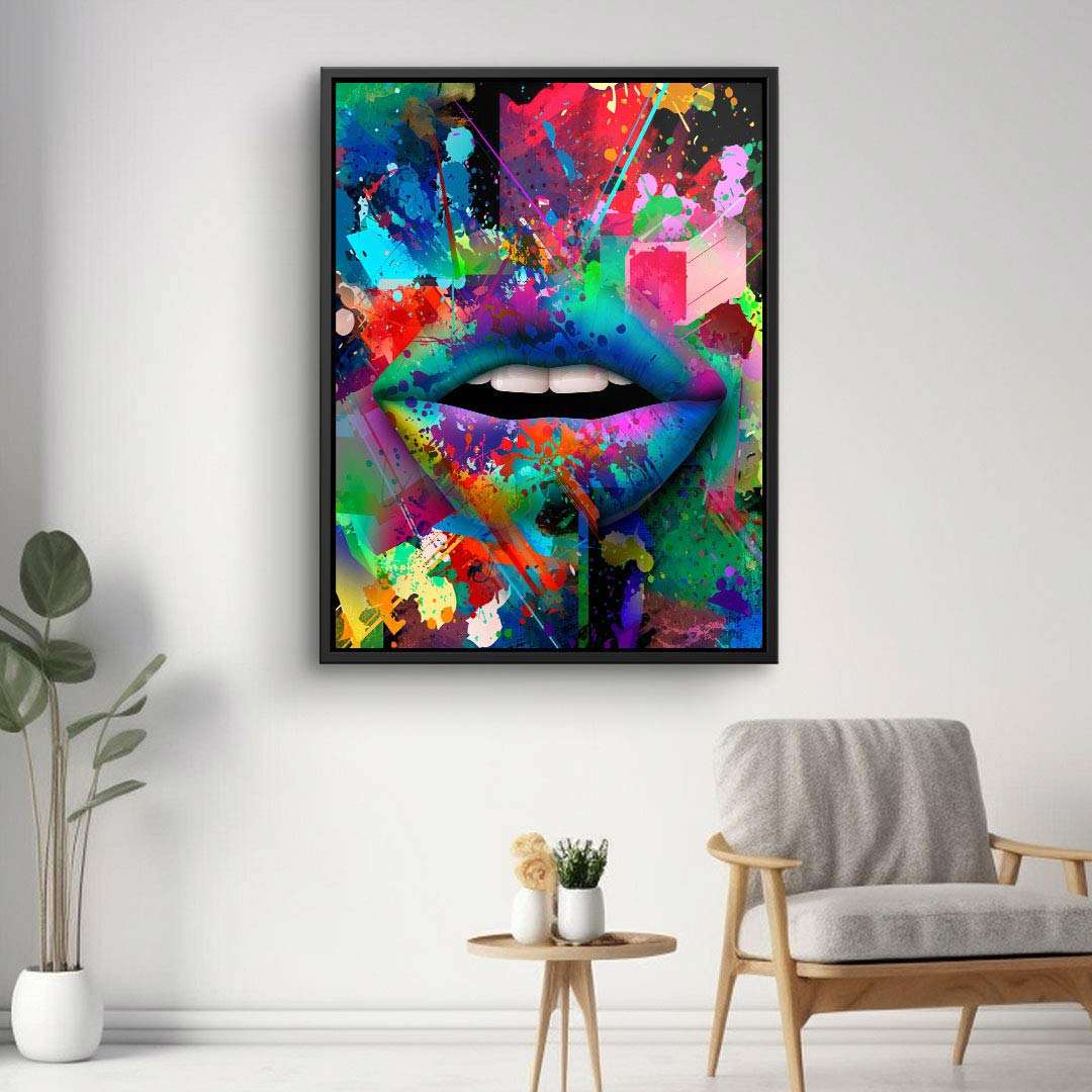 Modernes Wandbild mit bunten Lippen und abstrakten Farbspritzern im Wohnzimmer