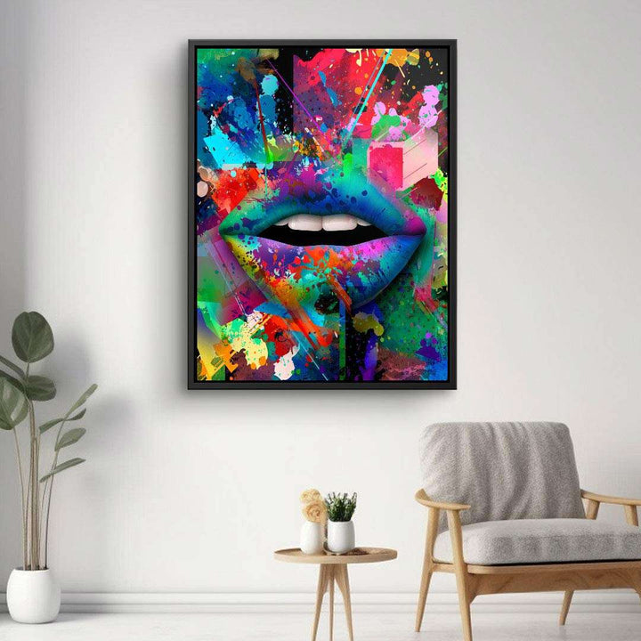 Modernes Wandbild mit bunten Lippen und abstrakten Farbspritzern im Wohnzimmer