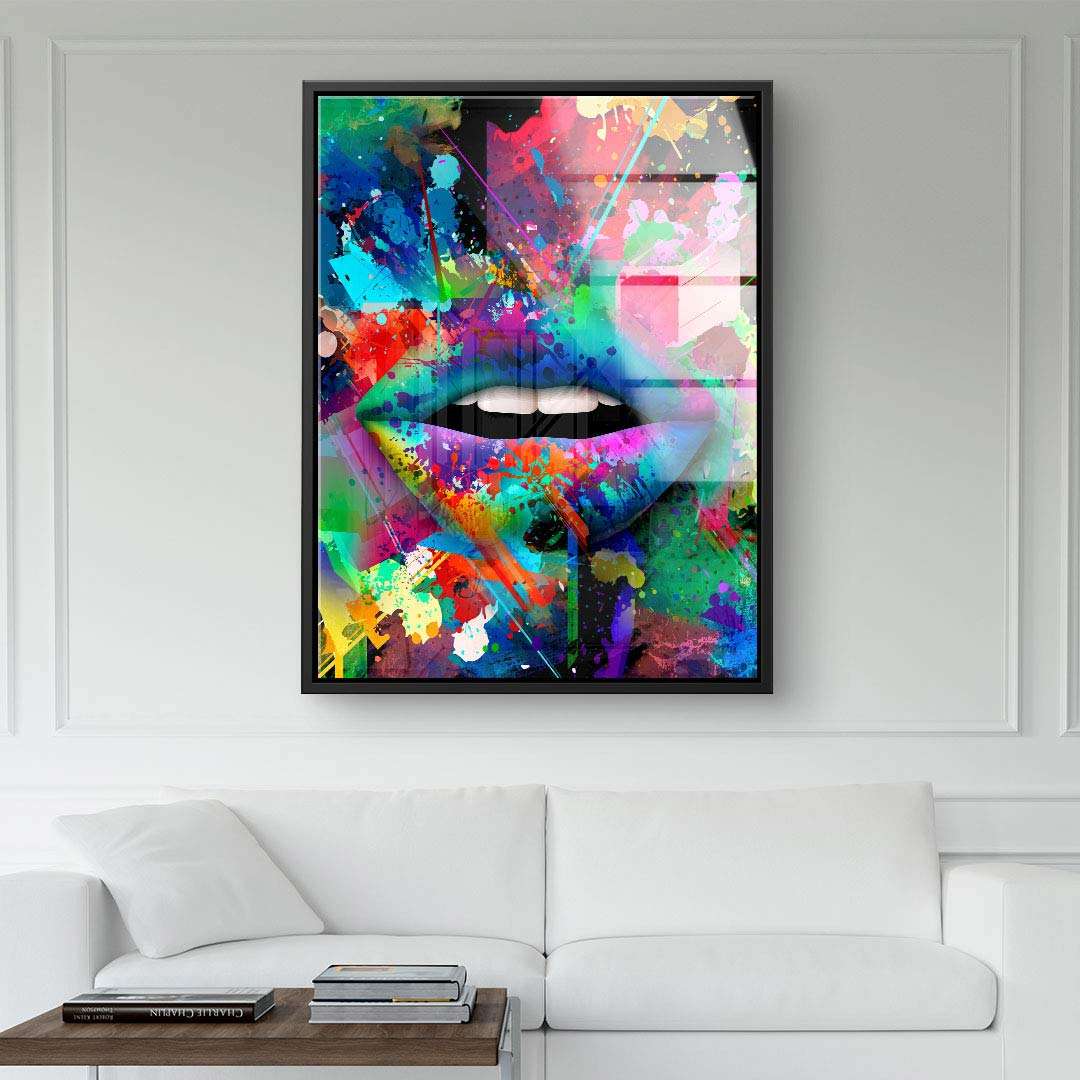 Buntes Pop Art Wandbild mit abstraktem Mundmotiv über weißem Sofa im modernen Wohnzimmer.