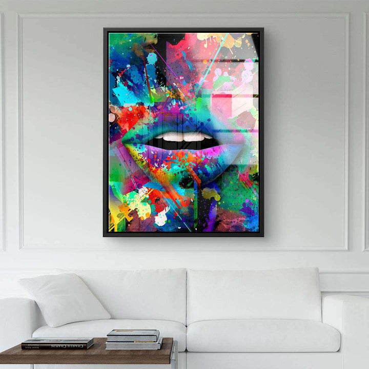Buntes Pop Art Wandbild mit abstraktem Mundmotiv über weißem Sofa im modernen Wohnzimmer.