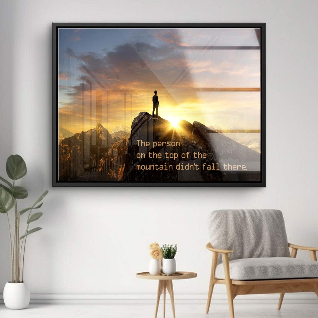 Motivationsbild mit Bergsteiger auf Gipfel bei Sonnenuntergang und englischem Zitat als Wandbild