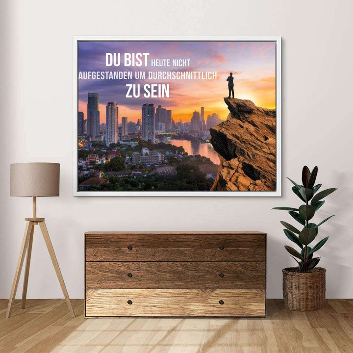 Motivationsbild Leinwand, Person auf Felsen mit Stadt bei Sonnenuntergang, Spruchwandbild