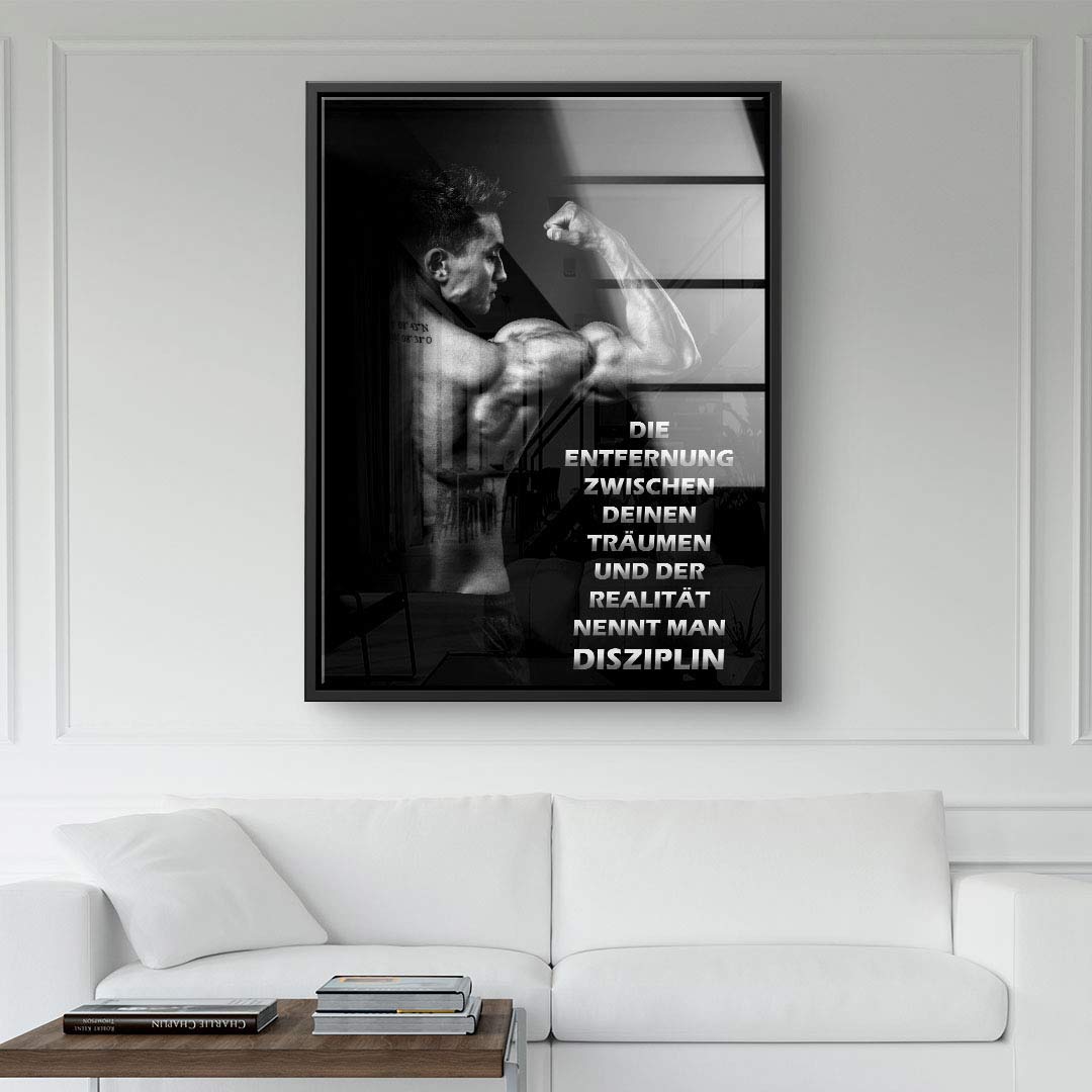 Schwarzes Wandbild mit muskulösem Mann und Motivationsspruch über Disziplin, modernes Wohnzimmer