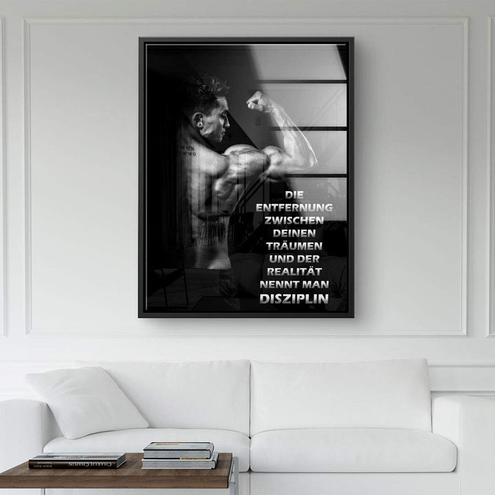 Schwarzes Wandbild mit muskulösem Mann und Motivationsspruch über Disziplin, modernes Wohnzimmer