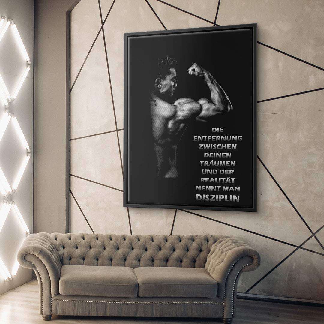Modernes Wohnzimmer mit Wandbild eines muskulösen Mannes und motivierendem Spruch in Deutsch