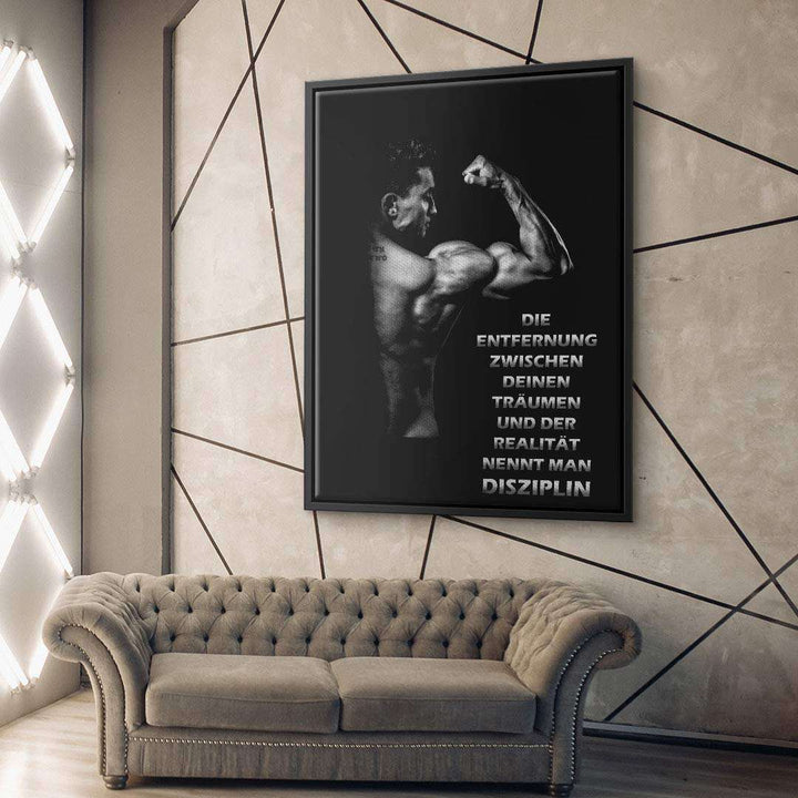 Modernes Wohnzimmer mit Wandbild eines muskulösen Mannes und motivierendem Spruch in Deutsch