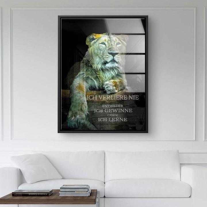 Leinwandbild mit Löwenmotiv und inspirierendem Spruch an weißer Wohnzimmerwand