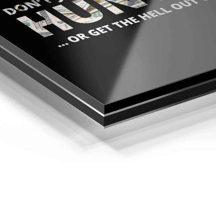 Detailansicht Wandbild auf Acrylglas mit moderner, reflektierender Oberfläche und Textmotiv