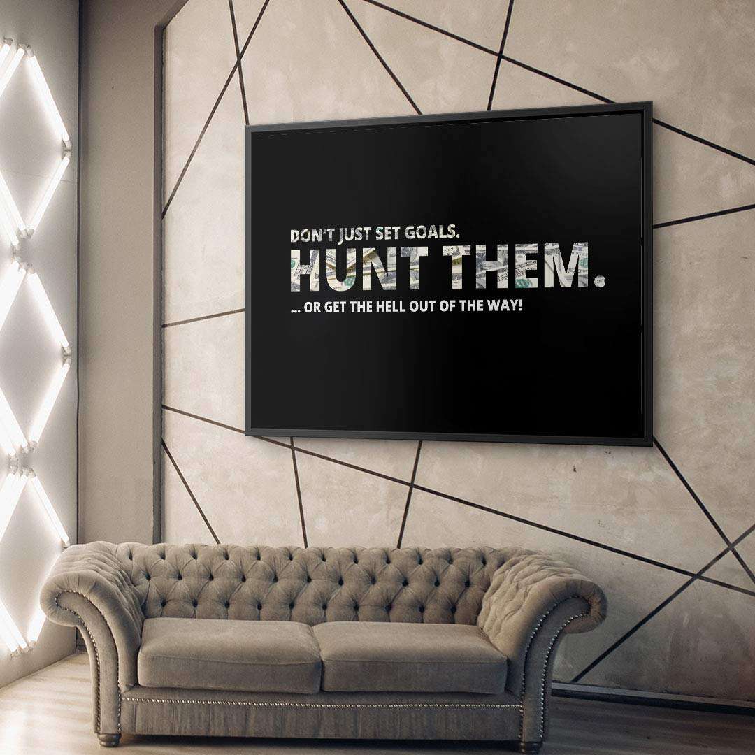 Modernes Wandbild mit Motivationsspruch auf schwarzer Leinwand über Sofa, Wohnzimmerdeko