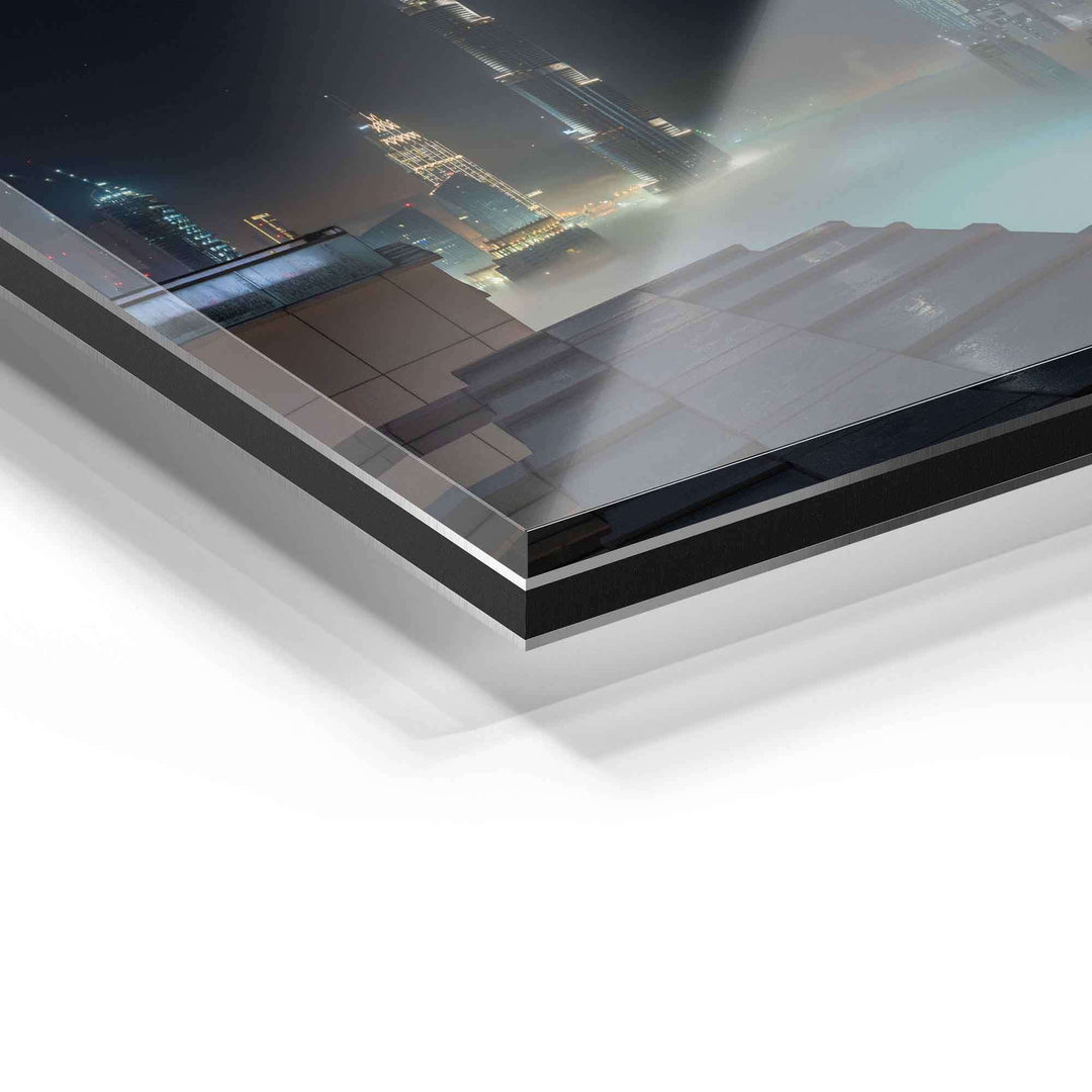 Detailaufnahme Acrylglas-Wandbild mit moderner Skyline bei Nacht, glänzende Oberfläche