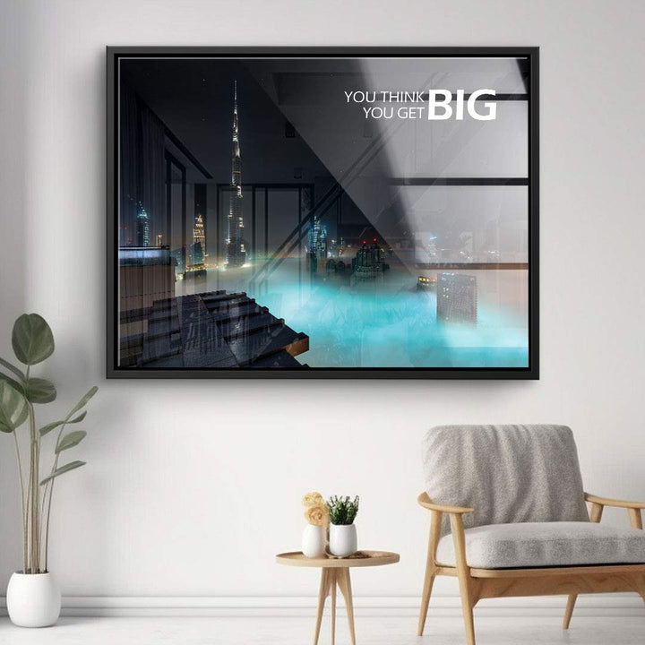 Modernes Wandbild mit nächtlicher Skyline, Motivationsspruch und stilvoll eingerichteter Raum.