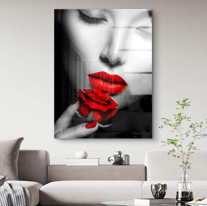Schwarz-weiß Wandbild einer Frau mit roten Lippen und roter Rose im modernen Wohnzimmer