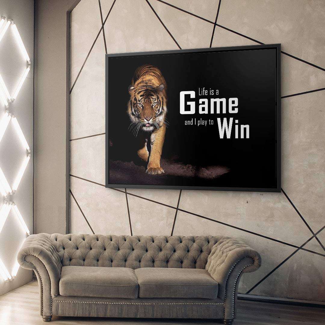 Moderne Wohnzimmerwand mit Leinwandbild Tiger und Motivationsspruch, geometrische Wandstruktur