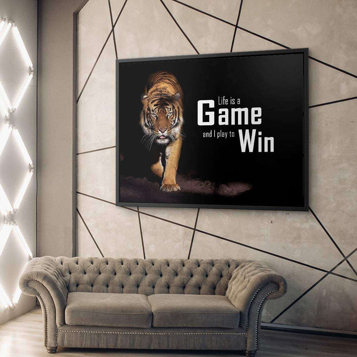 Moderne Wohnzimmerwand mit Leinwandbild Tiger und Motivationsspruch, geometrische Wandstruktur