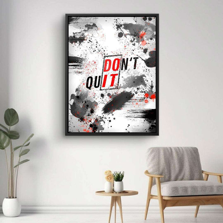 Modernes Wandbild mit abstrakten schwarzen und roten Pinselstrichen, Motivationsspruch 'Don't quit' im Wohnzimmer
