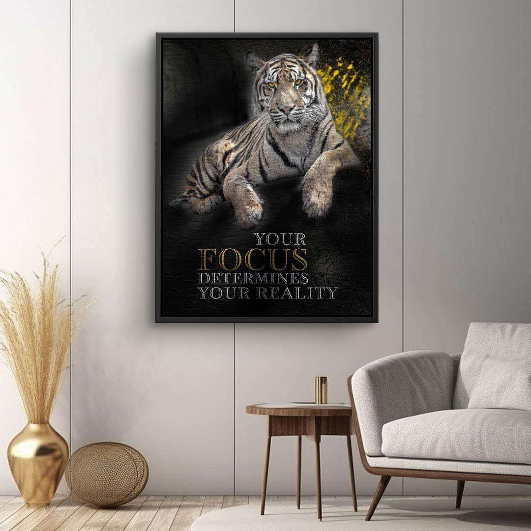Modernes Wohnzimmer mit Wandbild eines Tigers und Motivationsspruch, kreative Leinwandkunst