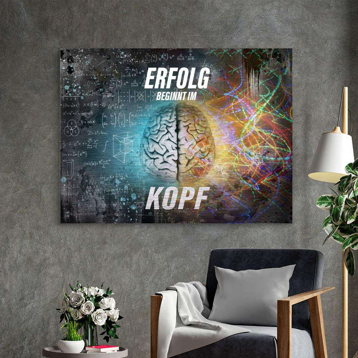 Modernes Wandbild mit Gehirn, Text 'Erfolg beginnt im Kopf', bunte Linien, Formeln, Wohnzimmer