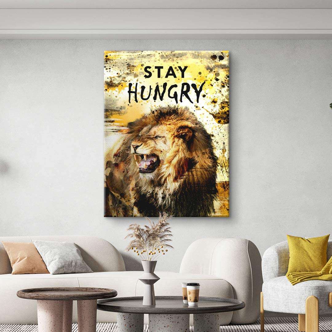 Modernes Wandbild mit Löwenmotiv und Motivationsspruch 'Stay Hungry' im Wohnzimmer