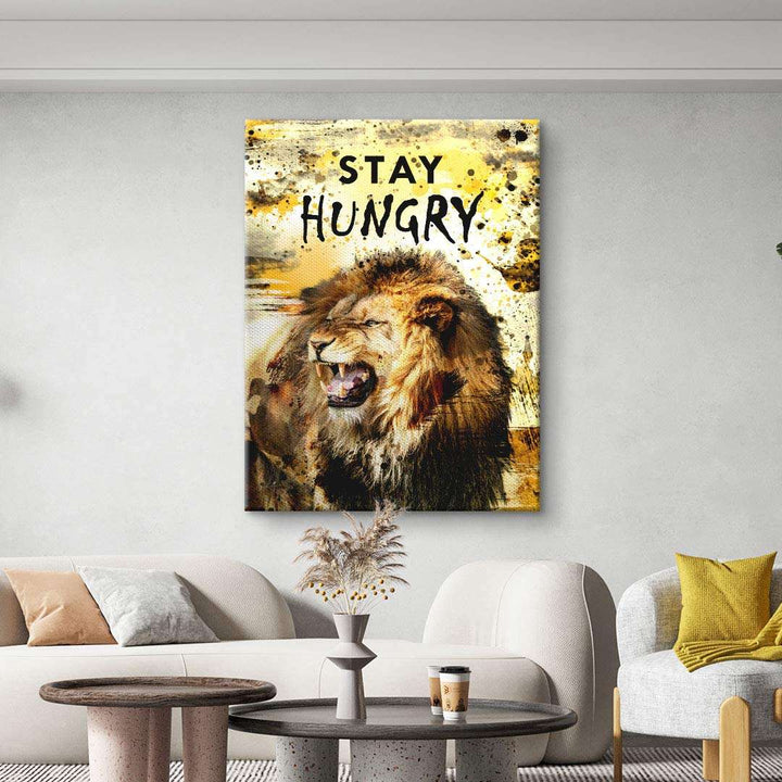 Modernes Wandbild mit Löwenmotiv und Motivationsspruch 'Stay Hungry' im Wohnzimmer