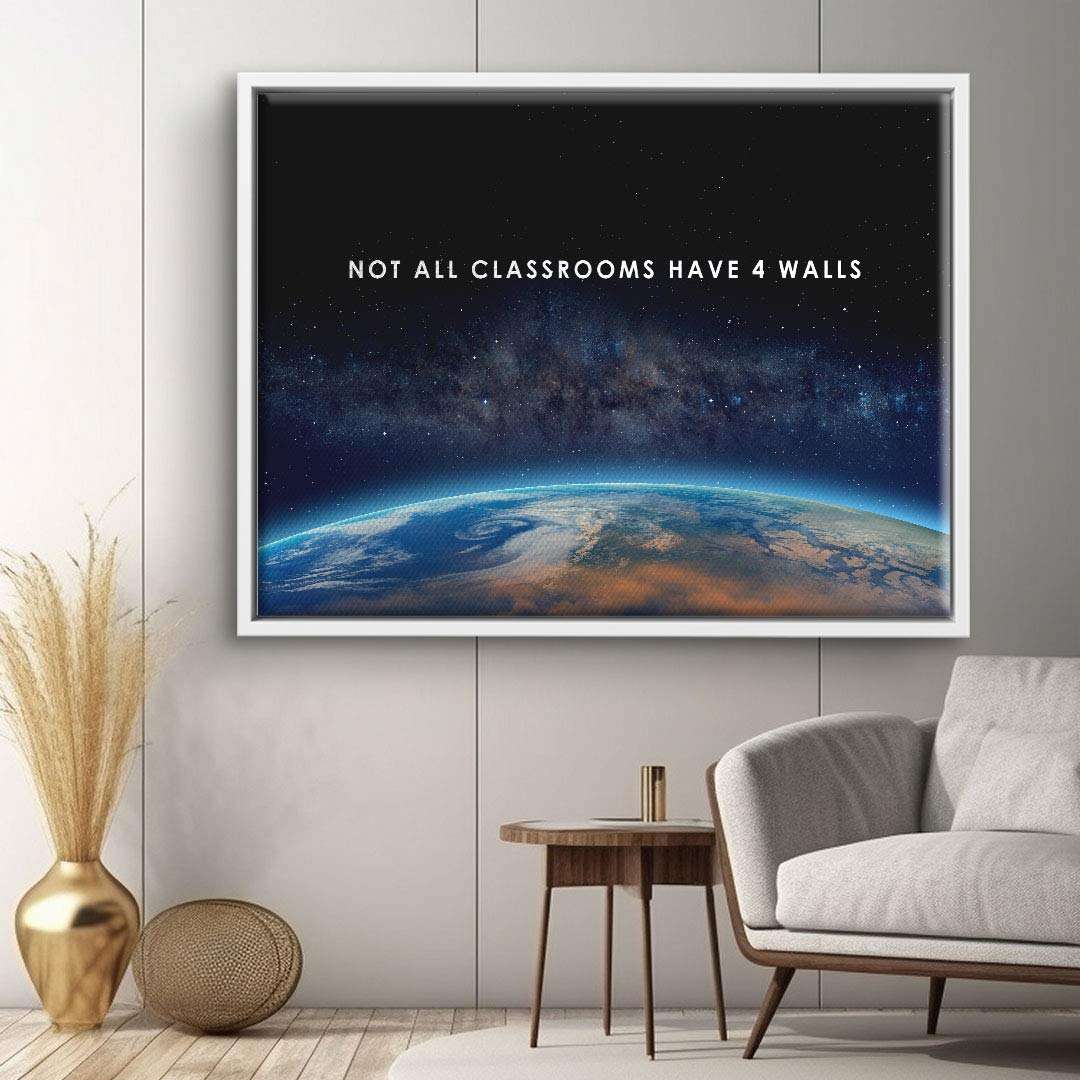 Wandbild mit Weltall-Motiv und dem Spruch 'Not all classrooms have 4 walls' im modernen Wohnzimmer