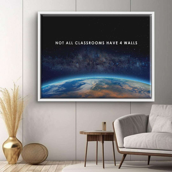 Wandbild mit Weltall-Motiv und dem Spruch 'Not all classrooms have 4 walls' im modernen Wohnzimmer