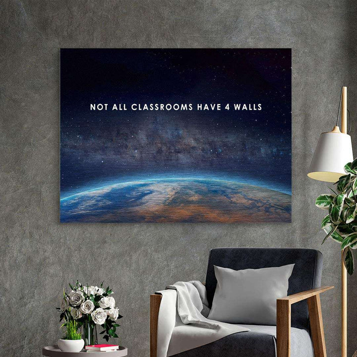 Leinwandbild mit Weltraummotiv und Zitat 'Not all classrooms have 4 walls' über Stuhl im Wohnzimmer