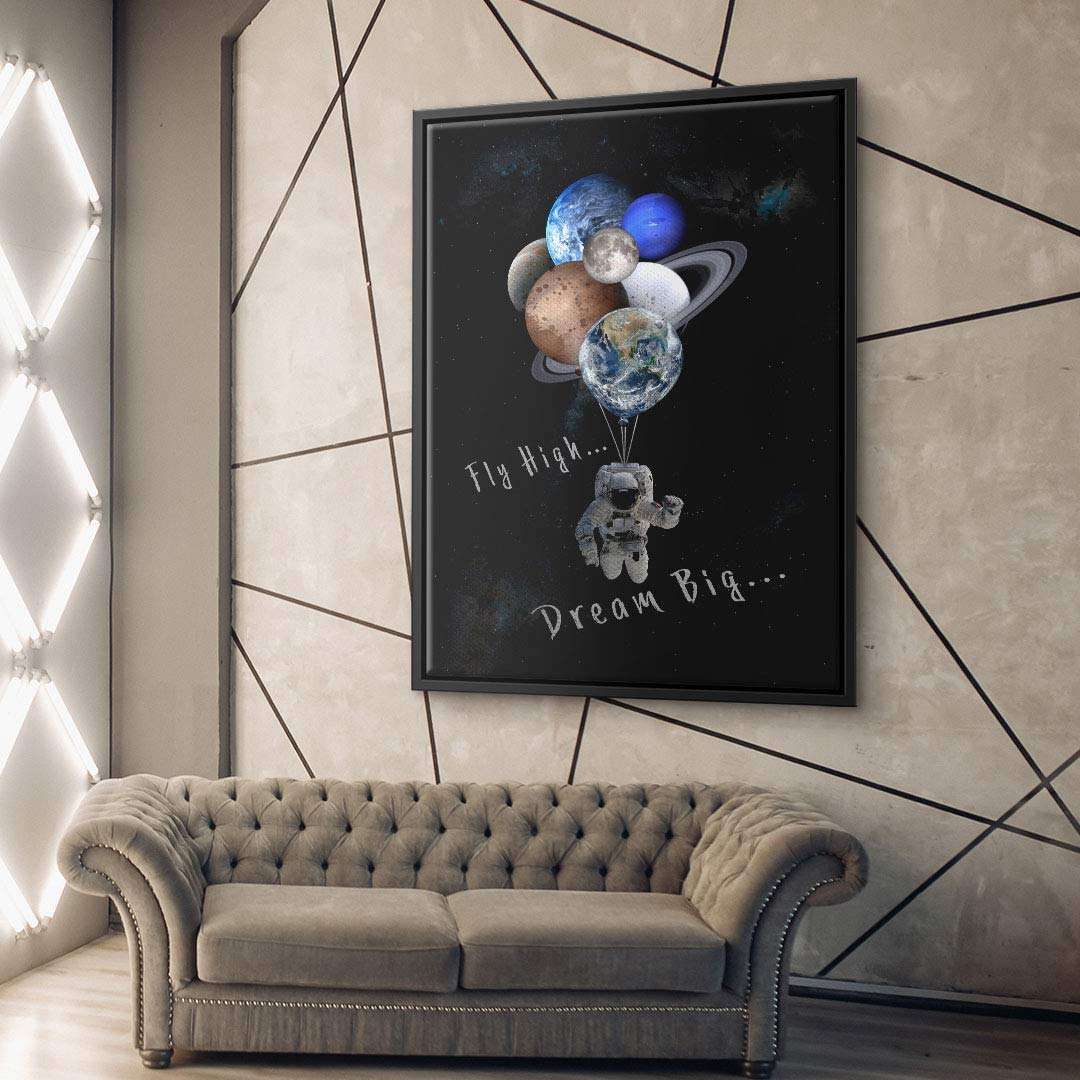 Modernes Wandbild mit Astronaut, der an Planeten-Ballons fliegt und „Fly High... Dream Big“ Schriftzug.