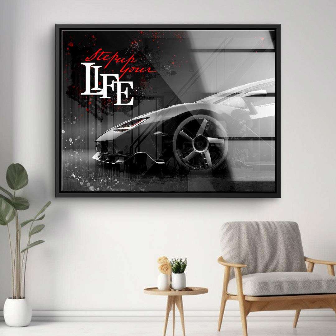 Modernes Wandbild mit Sportwagen und Schriftzug 'Step up your life' im Wohnzimmer