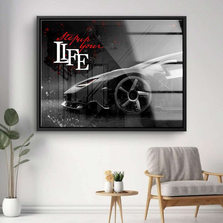Modernes Wandbild mit Sportwagen und Schriftzug 'Step up your life' im Wohnzimmer