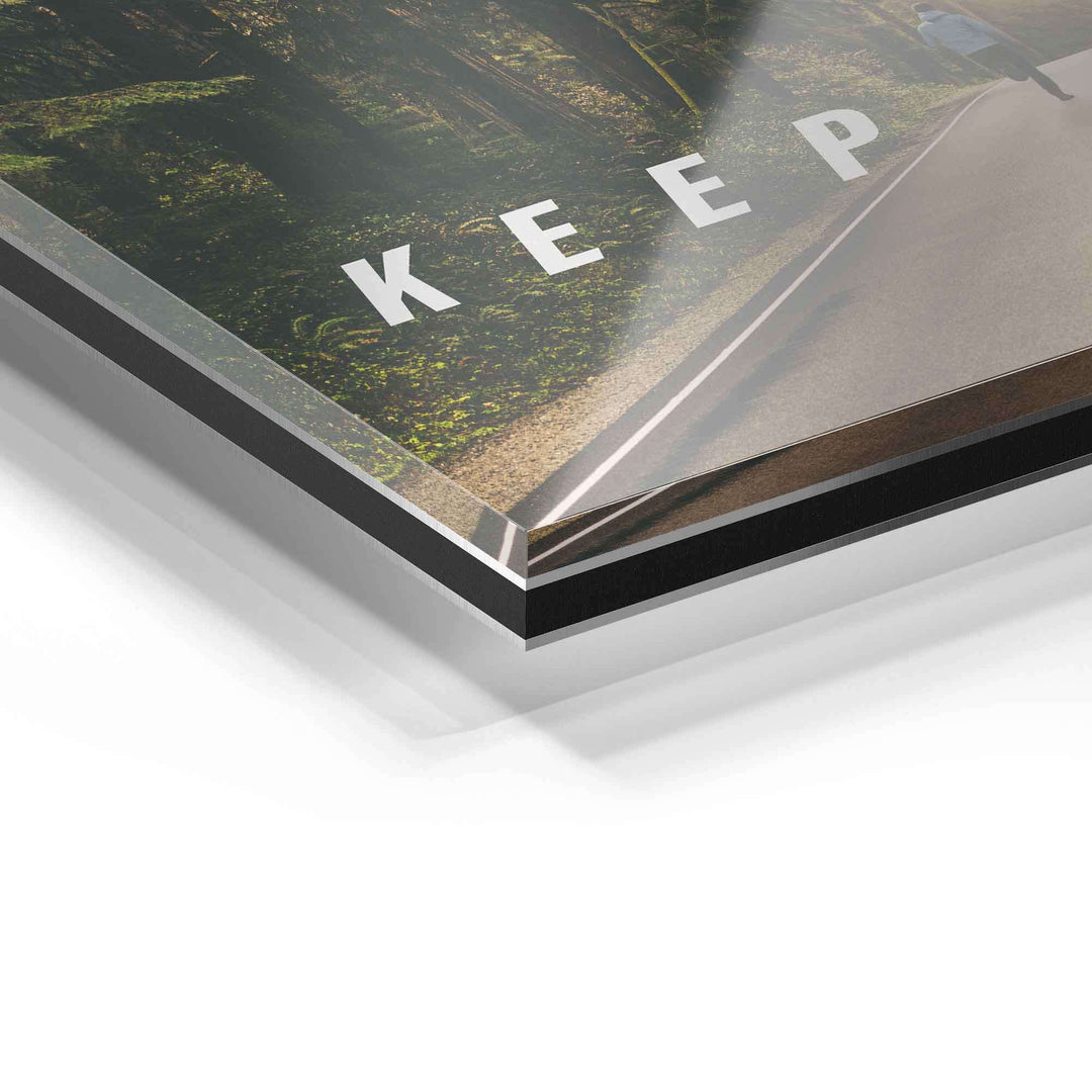 Detailansicht Wandbild auf Acrylglas, Motiv mit Waldstraße und Schriftzug KEEP