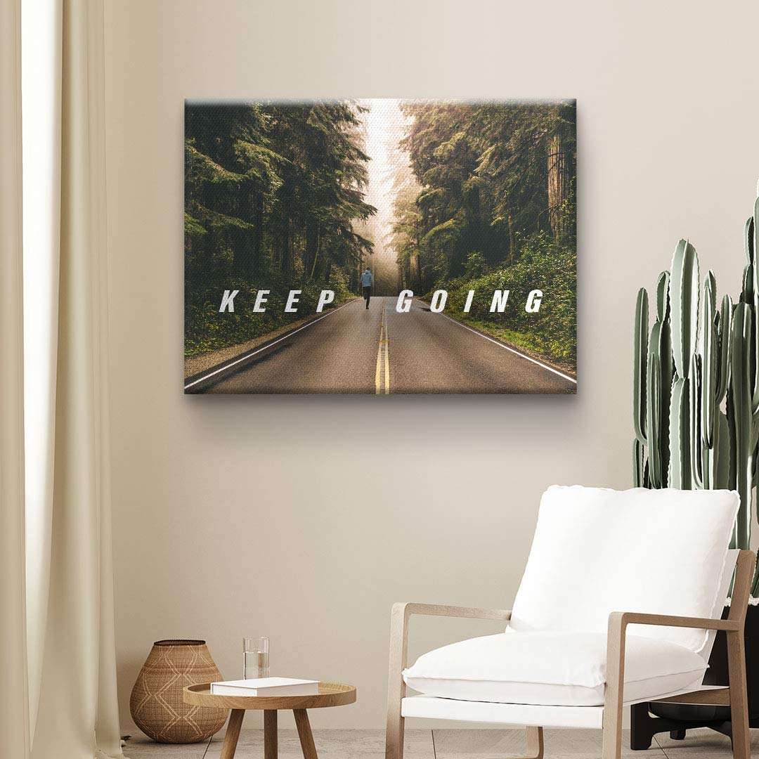 Motivierendes Wandbild auf Leinwand mit Waldstraße und Text 'Keep Going', Wohnzimmerdeko