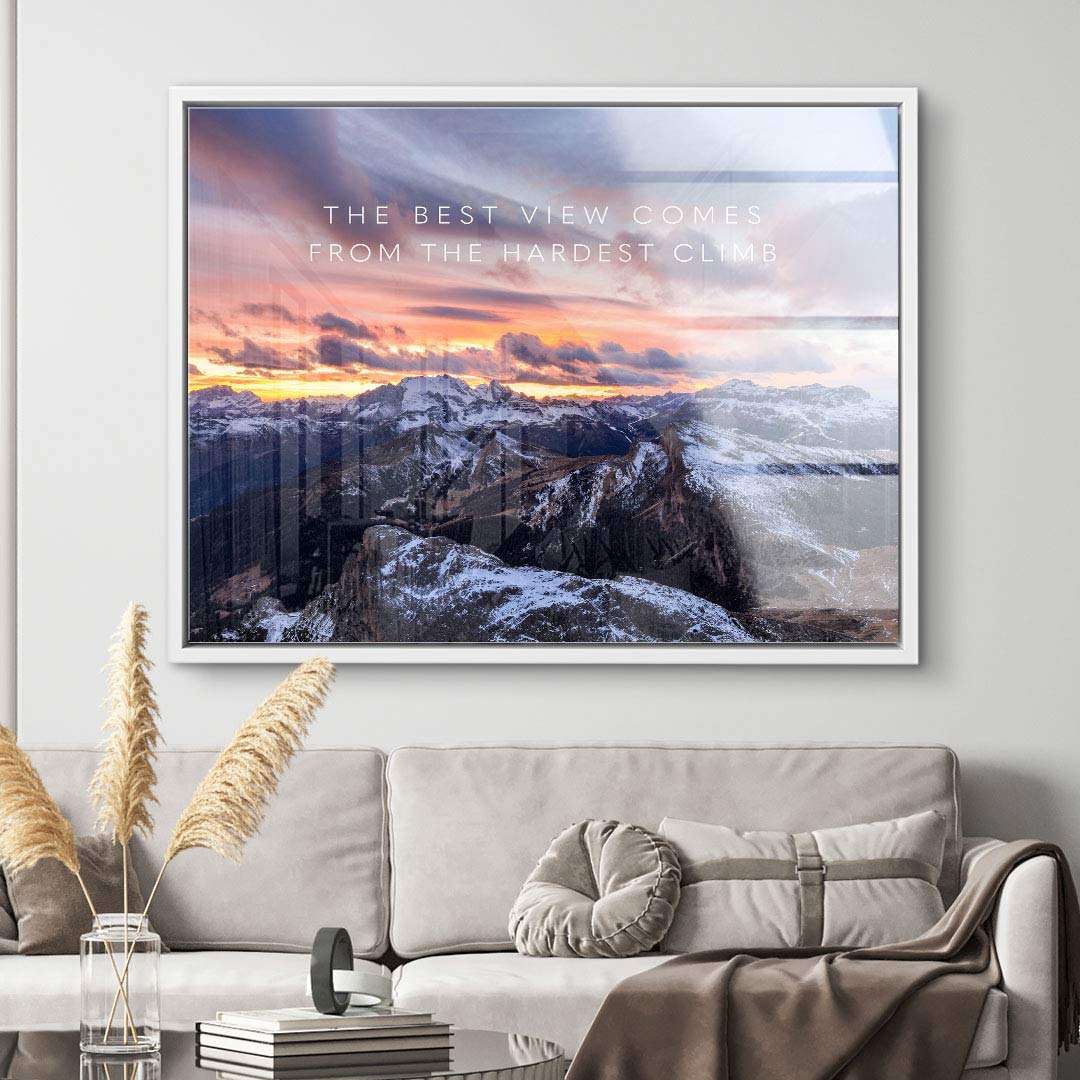 Modernes Wandbild mit Berglandschaft bei Sonnenuntergang und Motivationsspruch im Wohnzimmer