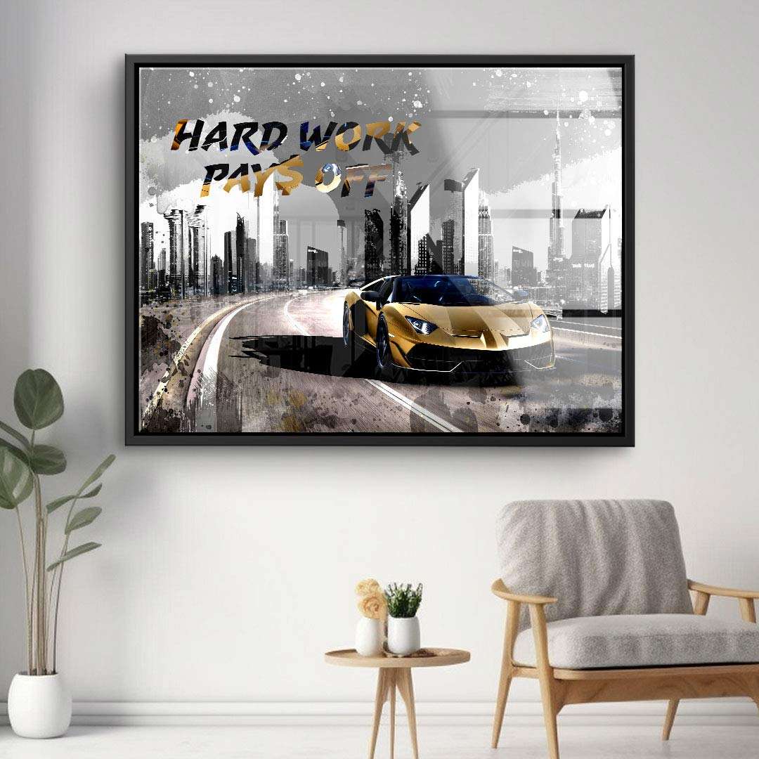 Modernes Wandbild mit goldenem Sportwagen, Stadt-Skyline und Spruch 'Hard Work Pays Off'.