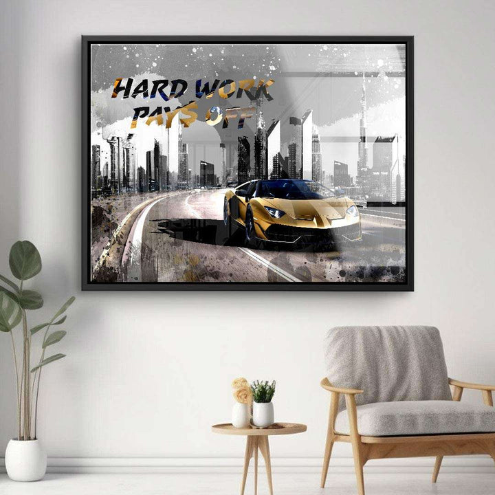 Modernes Wandbild mit goldenem Sportwagen, Stadt-Skyline und Spruch 'Hard Work Pays Off'.
