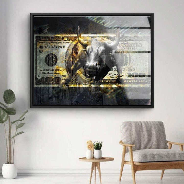 Modernes Wandbild mit goldener Stier-Skulptur vor Hundert-Dollar-Schein im Wohnzimmer