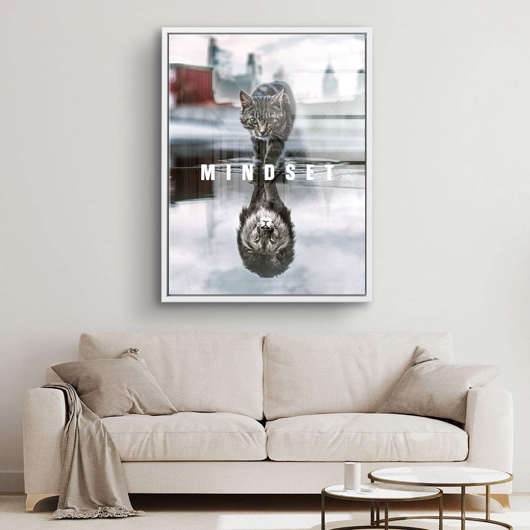 Modernes Wandbild mit Katze und Löwen-Reflexion, Motivationsbild Mindset über Sofa im Wohnzimmer