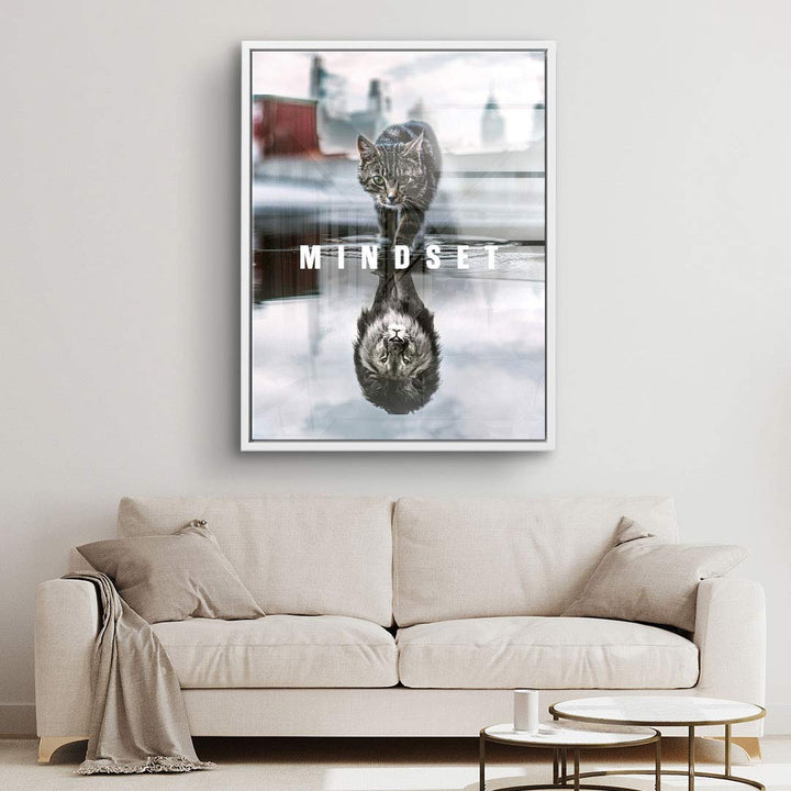 Modernes Wandbild mit Katze und Löwen-Reflexion, Motivationsbild Mindset über Sofa im Wohnzimmer