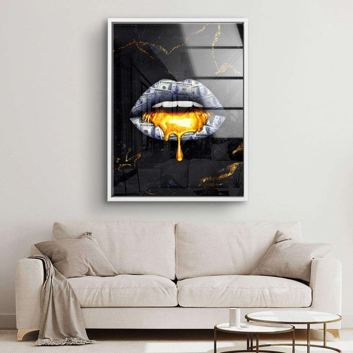 Modernes Wandbild mit Lippen aus Geldscheinen und goldener Farbe vor dunklem Hintergrund