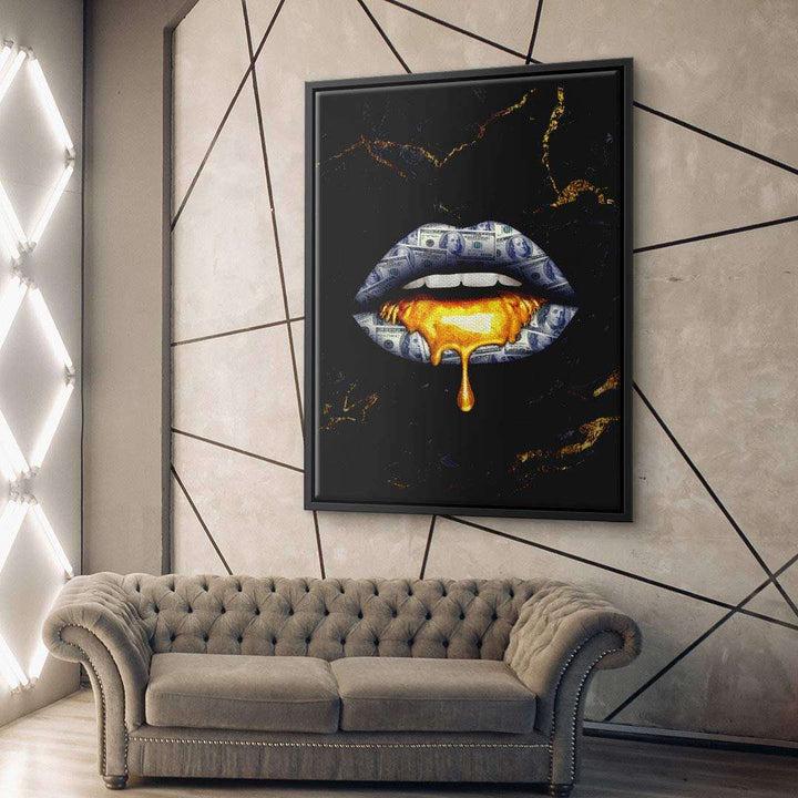 Modernes Wandbild mit Lippen aus Geldscheinen und goldener Farbe, Pop Art Stil, Wohnzimmer