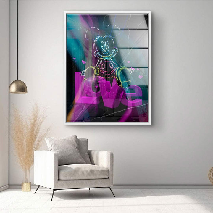 Modernes Wohnzimmer mit farbigem Pop Art Wandbild, neon Skizze Mausfigur und Schriftzug "Love".