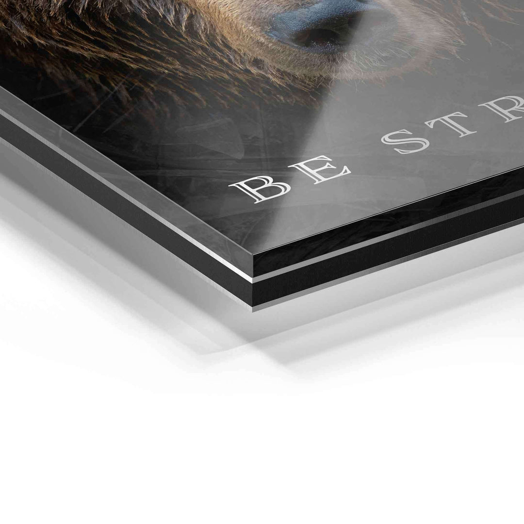 Detailaufnahme Acrylglas-Wandbild mit Bärenportrait und Schriftzug "Be Strong"