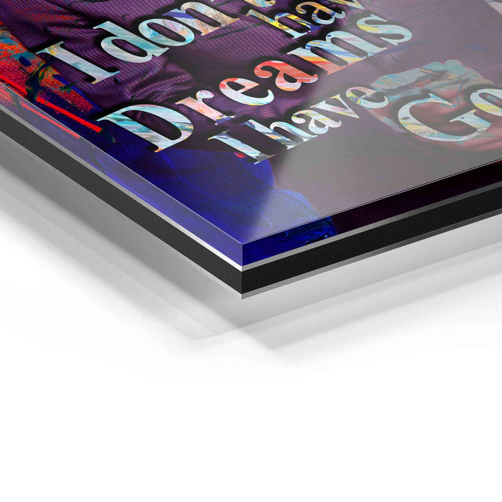 Detail eines modernen Wandbilds auf Acrylglas mit farbigem Motiv und Schriftzug