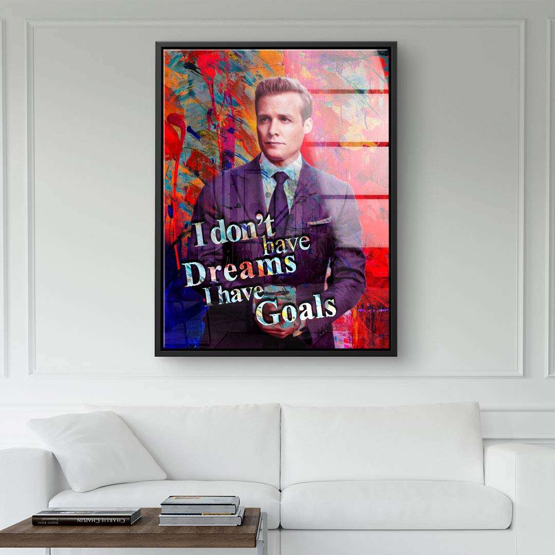Motivationsbild auf Leinwand mit elegantem Mann im Anzug und Spruch ‚I don't have dreams I have goals‘, bunte Pop Art-Wanddekoration über weißem Sofa.