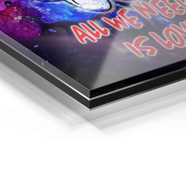 Detail eines farbenfrohen Acrylglas-Wandbilds mit Schriftzug und glänzender Oberfläche