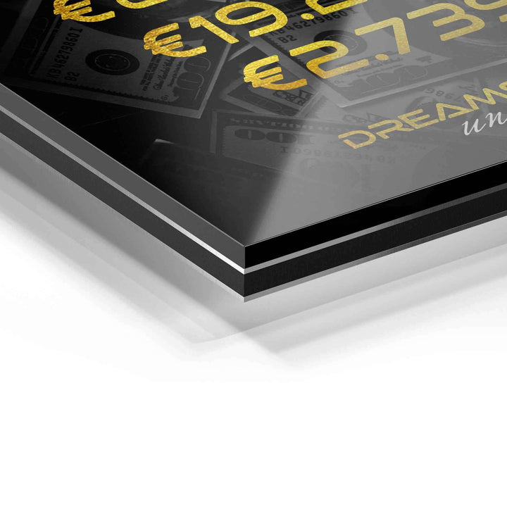 Detailansicht Acrylglas Wandbild mit goldenen Euro-Beträgen und Geldschein-Motiv