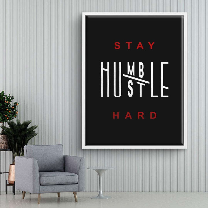 Modernes Wandbild mit Motivationsspruch 'Stay Humble Hustle Hard' im Wohnzimmer