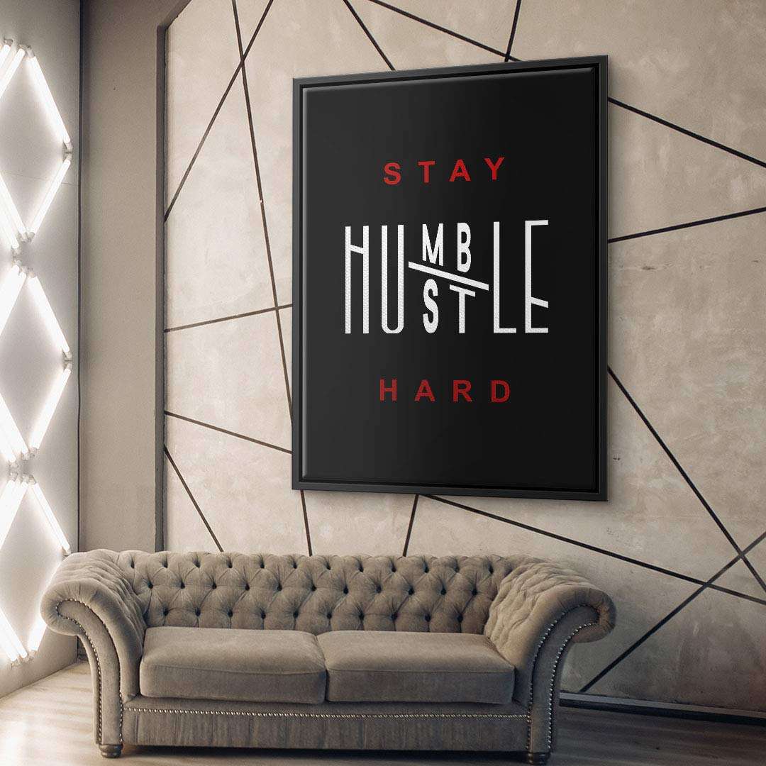 Modernes Wandbild mit Motivationsspruch 'Stay Humble Hustle Hard' über einem Sofa