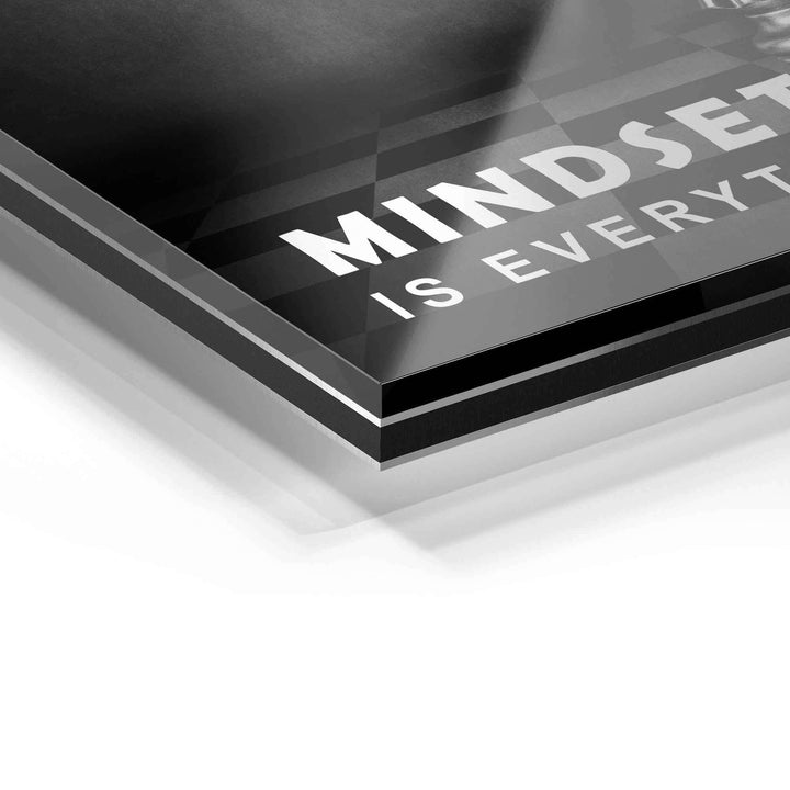 Detailaufnahme eines modernen Wandbilds auf Acrylglas mit Motivationsschriftzug, glänzende Oberfläche